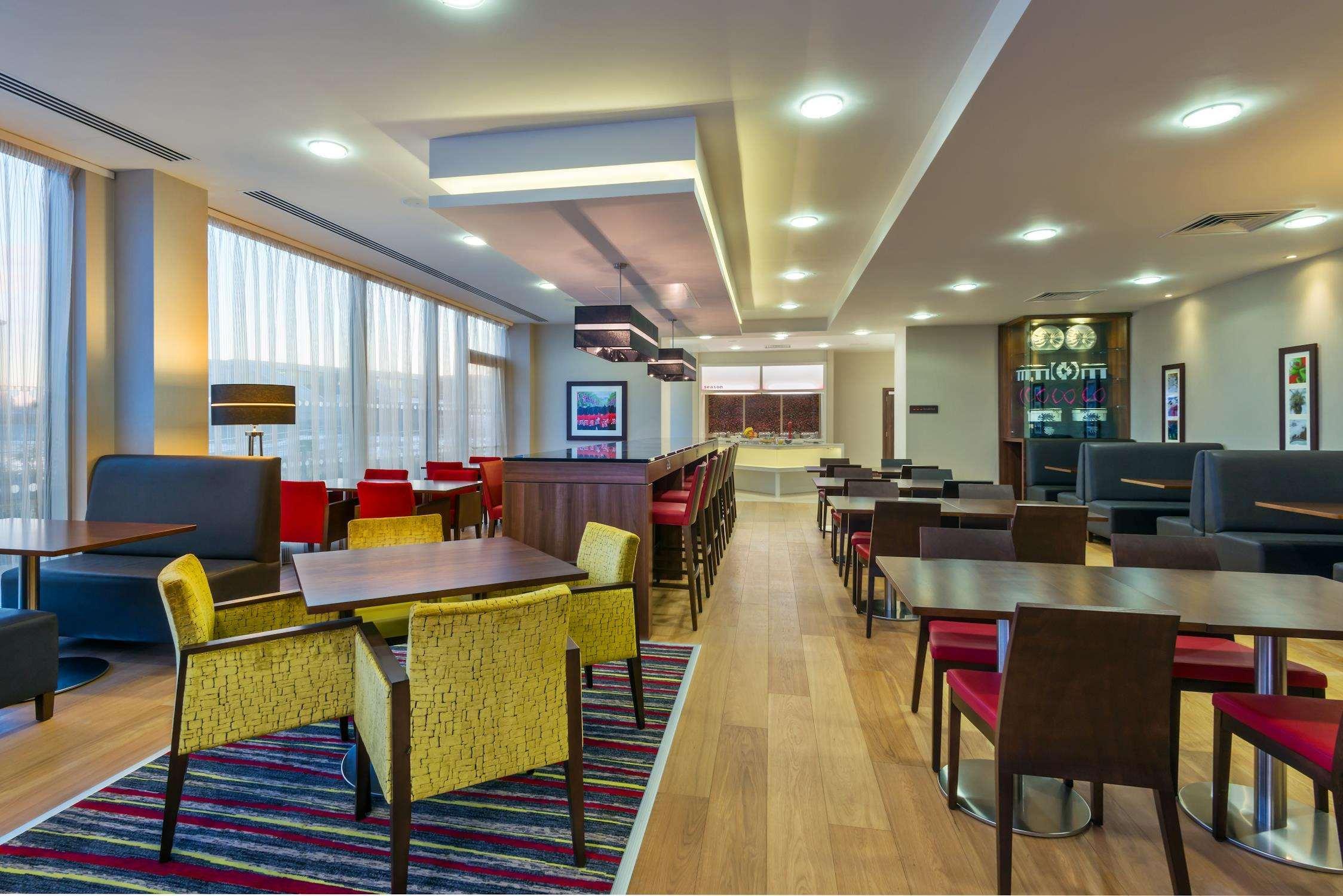 Hotel Hampton By Hilton Luton Airport Exterior foto