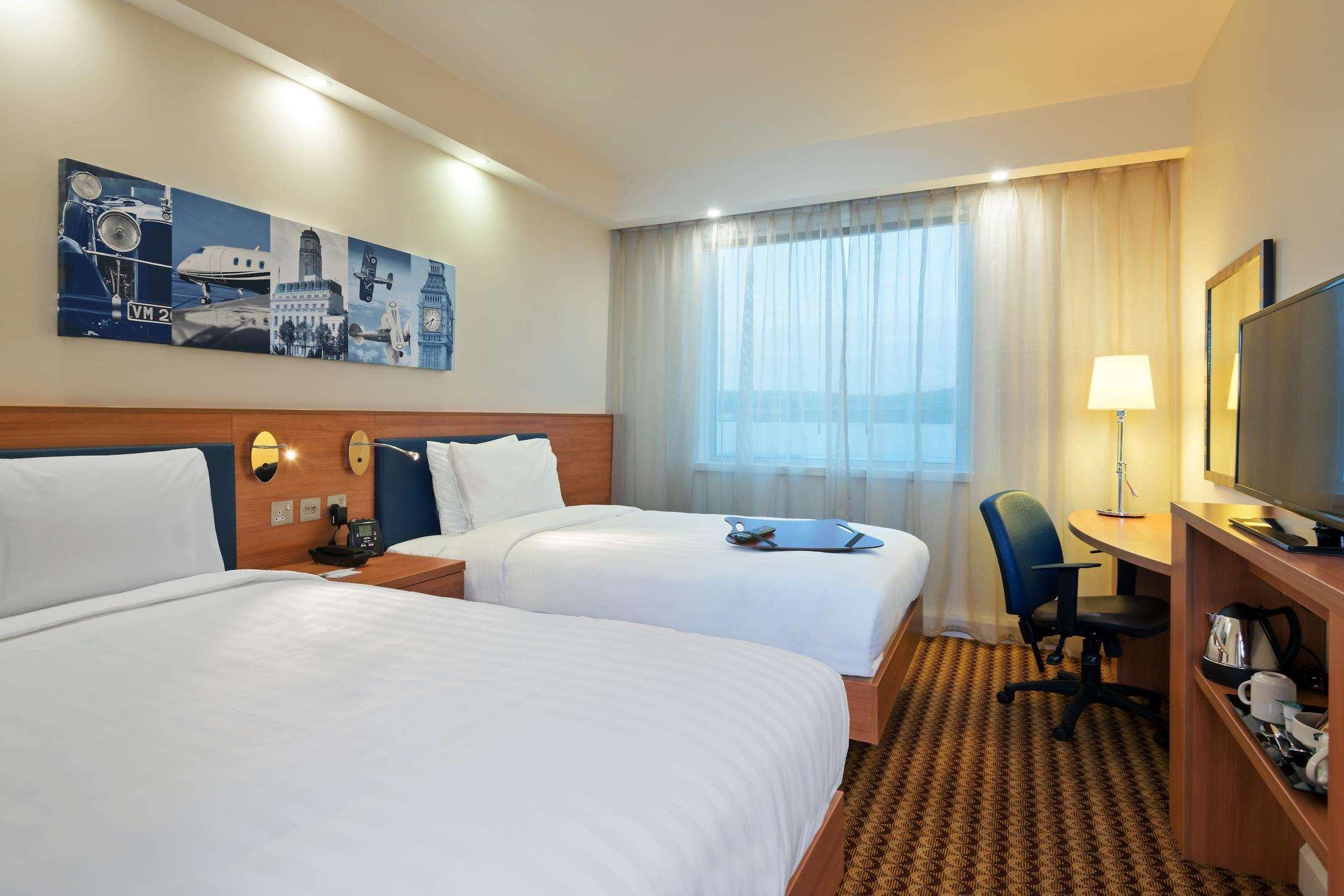 Hotel Hampton By Hilton Luton Airport Exterior foto