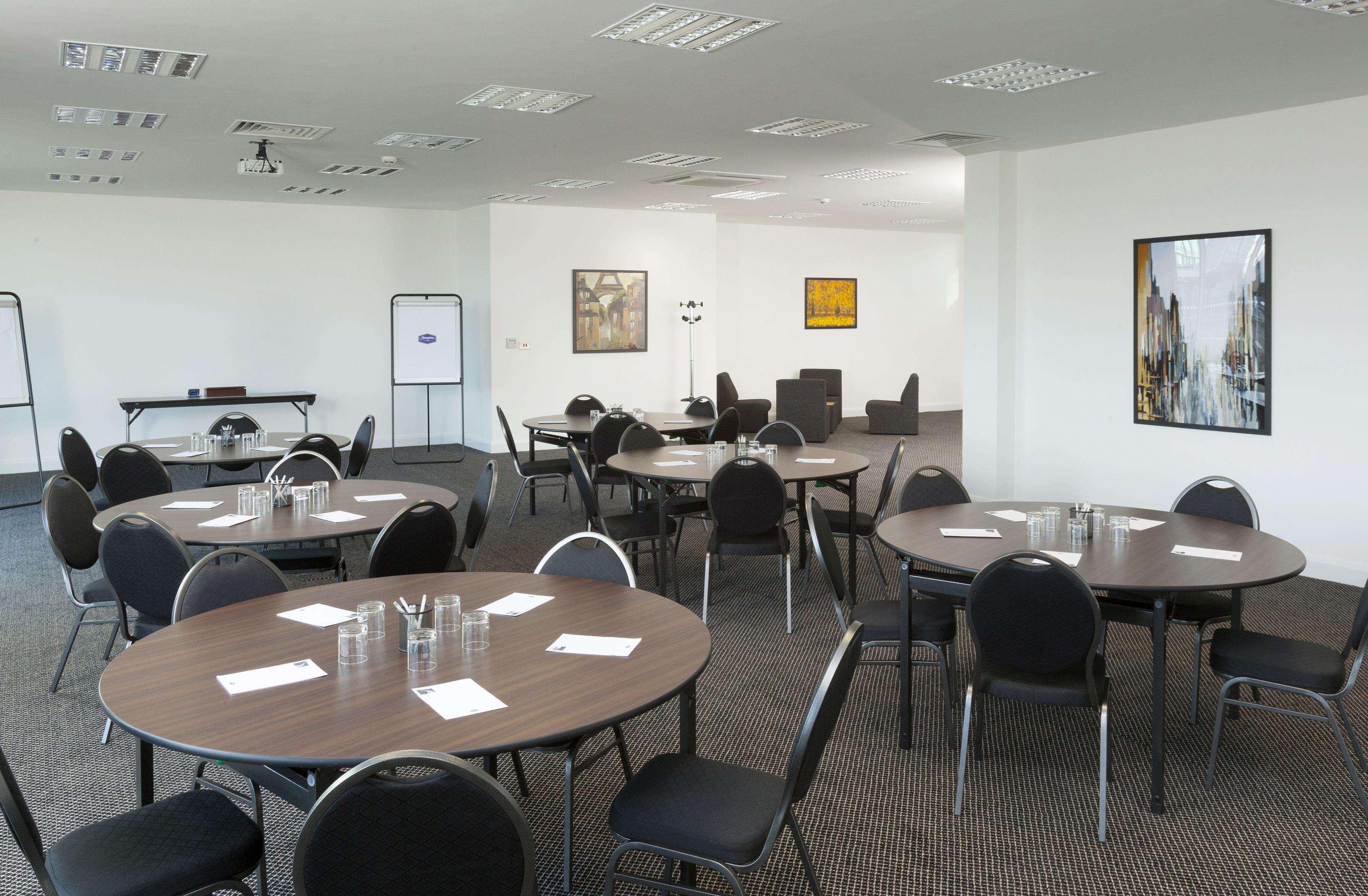 Hotel Hampton By Hilton Luton Airport Exterior foto