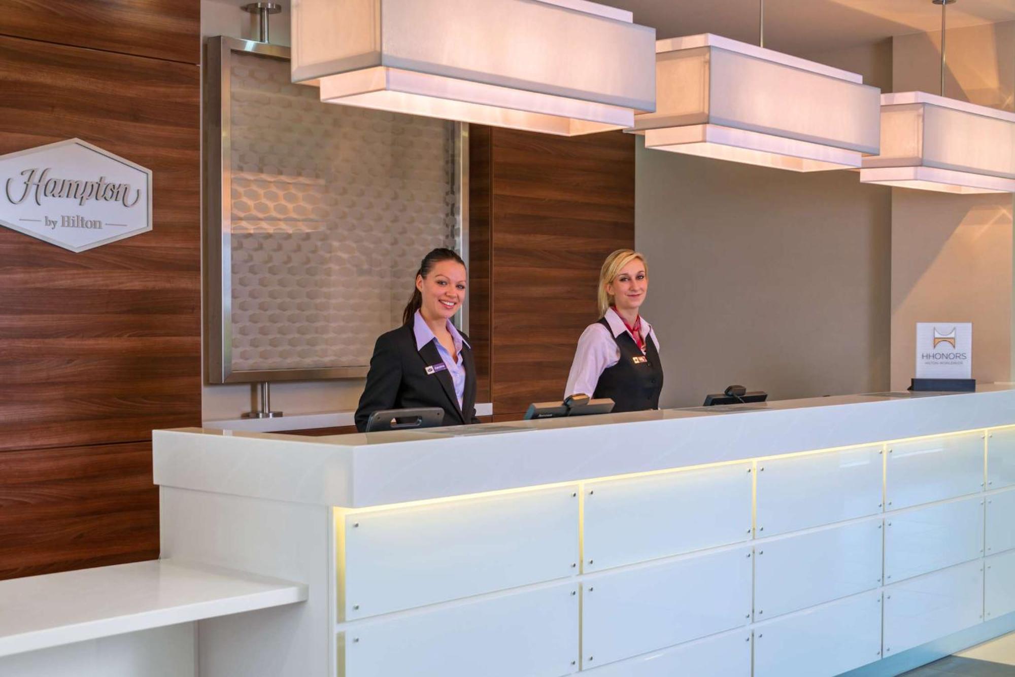 Hotel Hampton By Hilton Luton Airport Exterior foto