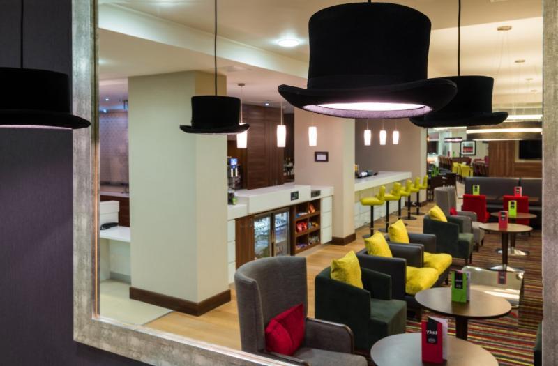 Hotel Hampton By Hilton Luton Airport Exterior foto