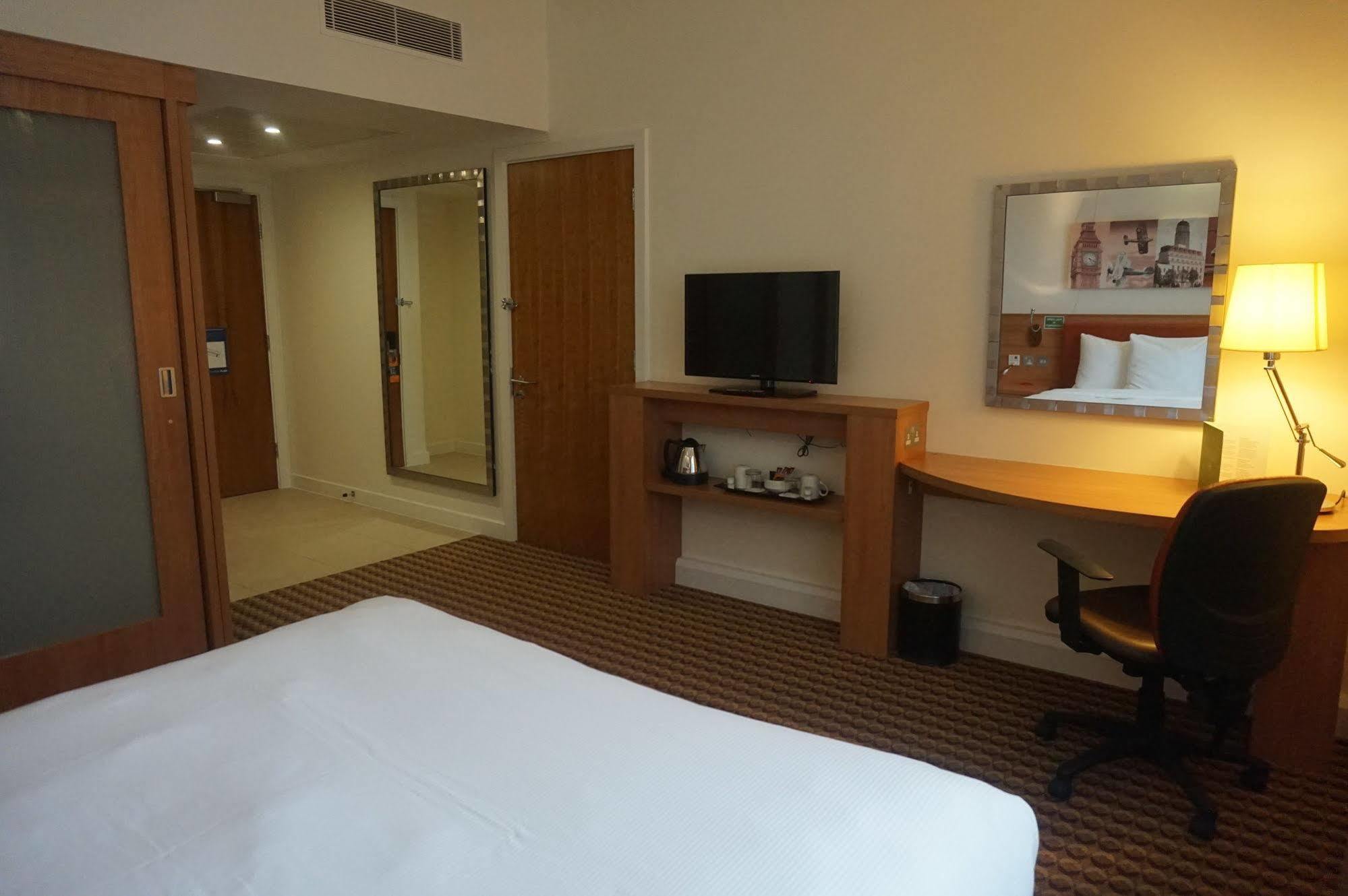 Hotel Hampton By Hilton Luton Airport Exterior foto